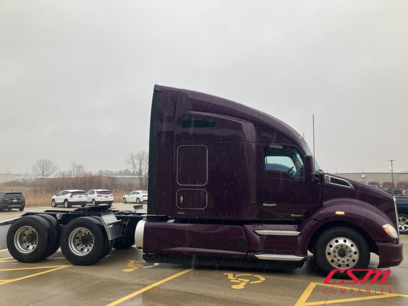 Exterior full passenger side for this 2022 Kenworth T680 (Stock number: UNJ465177)Weeee