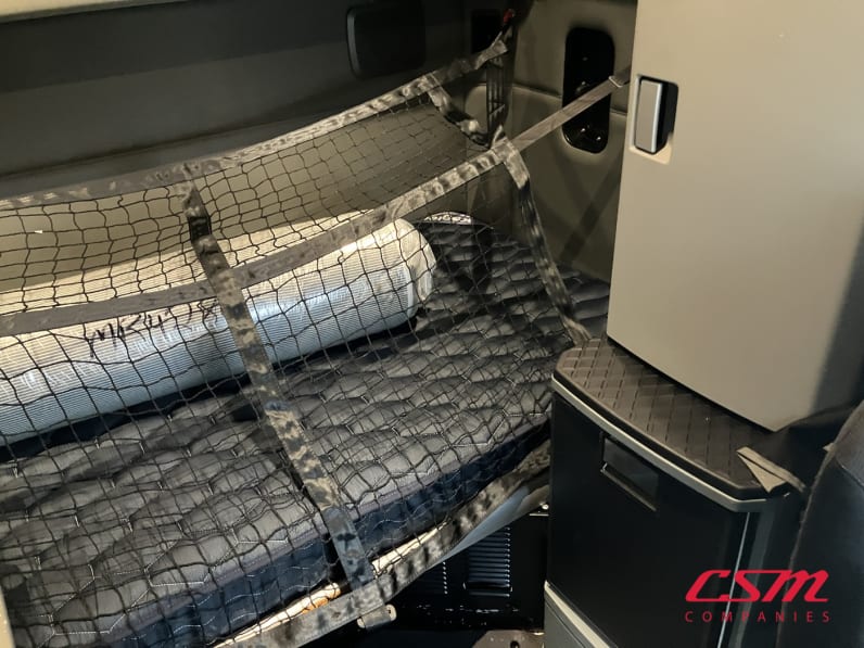 Interior driver side sleeper for this 2022 Kenworth T680 (Stock number: UNJ465177)Weeee