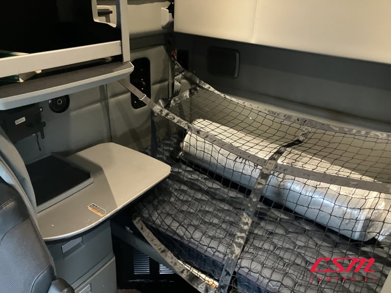 Interior passenger side sleeper for this 2022 Kenworth T680 (Stock number: UNJ465177)Weeee