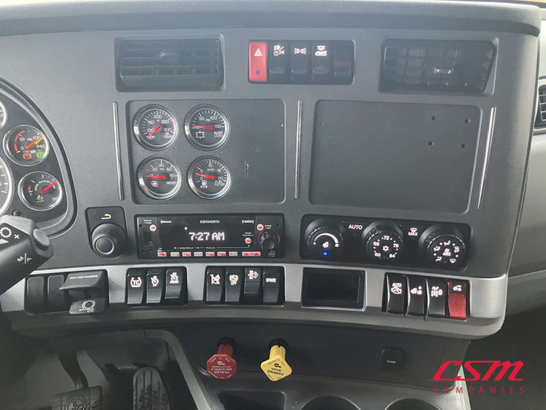 Interior radio and navigation system for this 2022 Kenworth T680 (Stock number: UNJ465177)Weeee