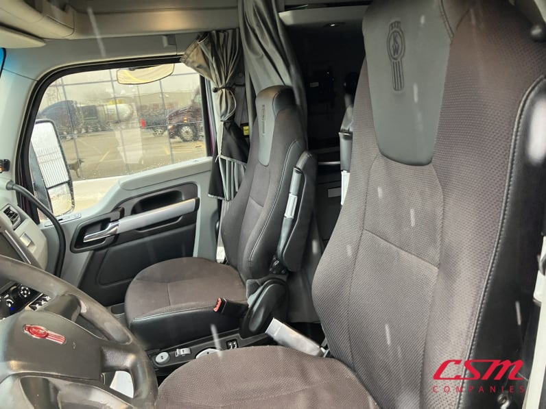 Interior seats for this 2022 Kenworth T680 (Stock number: UNJ465177)Weeee