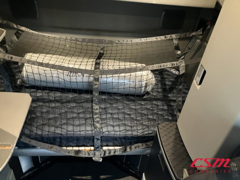 Interior wide sleeper view for this 2022 Kenworth T680 (Stock number: UNJ465177)Weeee