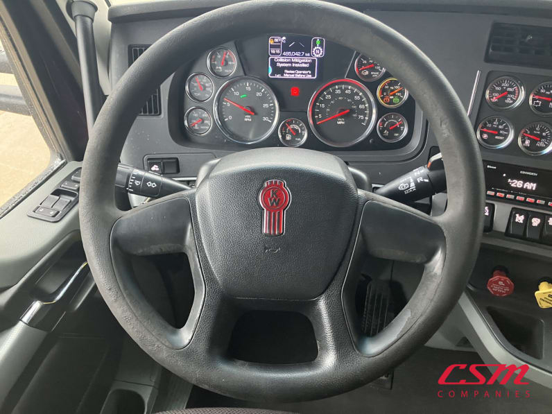 Interior steering wheel for this 2022 Kenworth T680 (Stock number: UNJ465177)Weeee