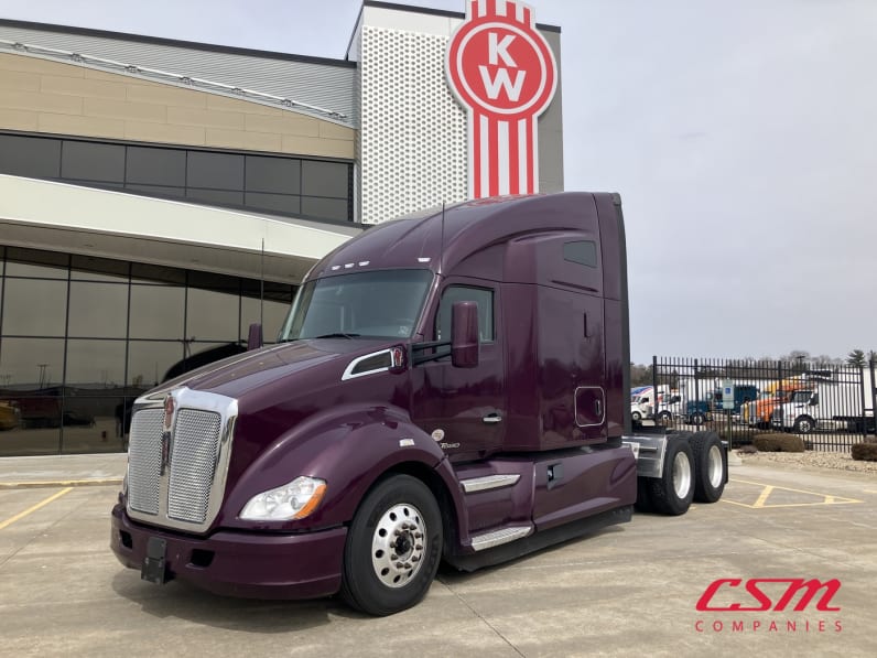 Exterior front drivers side for this 2022 Kenworth T680 (Stock number: UNJ465178)Weeee