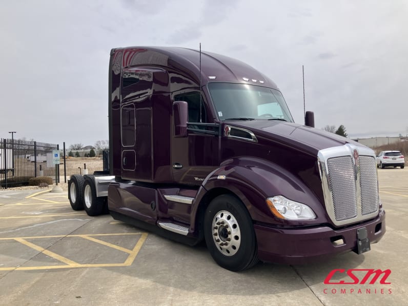 Exterior front passenger side for this 2022 Kenworth T680 (Stock number: UNJ465178)Weeee