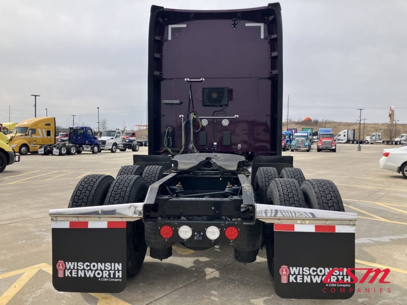 Exterior full rear view for this 2022 Kenworth T680 (Stock number: UNJ465178)Weeee