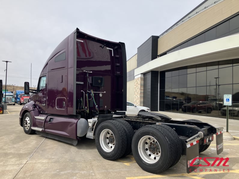 Exterior rear driver side for this 2022 Kenworth T680 (Stock number: UNJ465178)Weeee