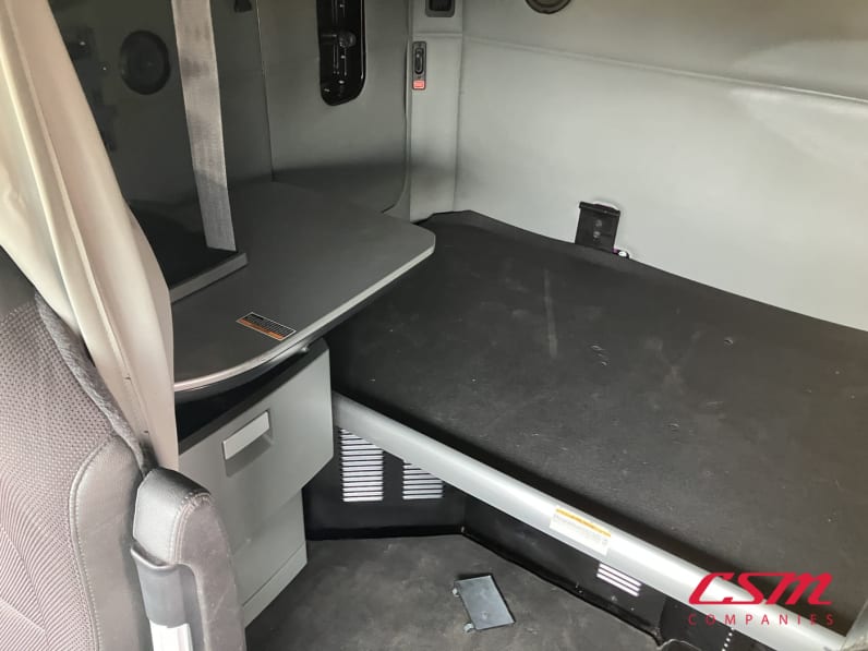 Interior passenger side sleeper for this 2022 Kenworth T680 (Stock number: UNJ465178)Weeee