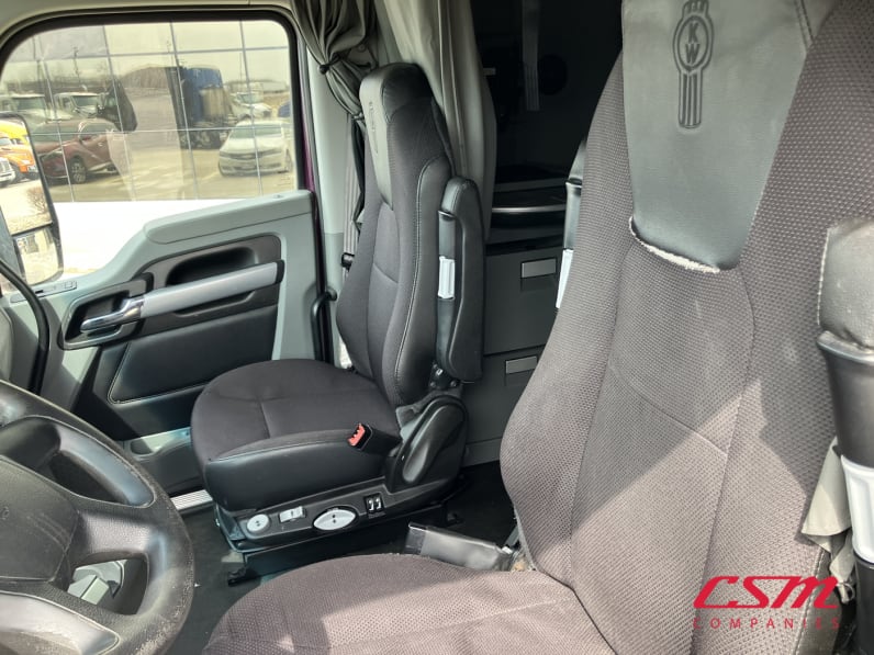 Interior seats for this 2022 Kenworth T680 (Stock number: UNJ465178)Weeee