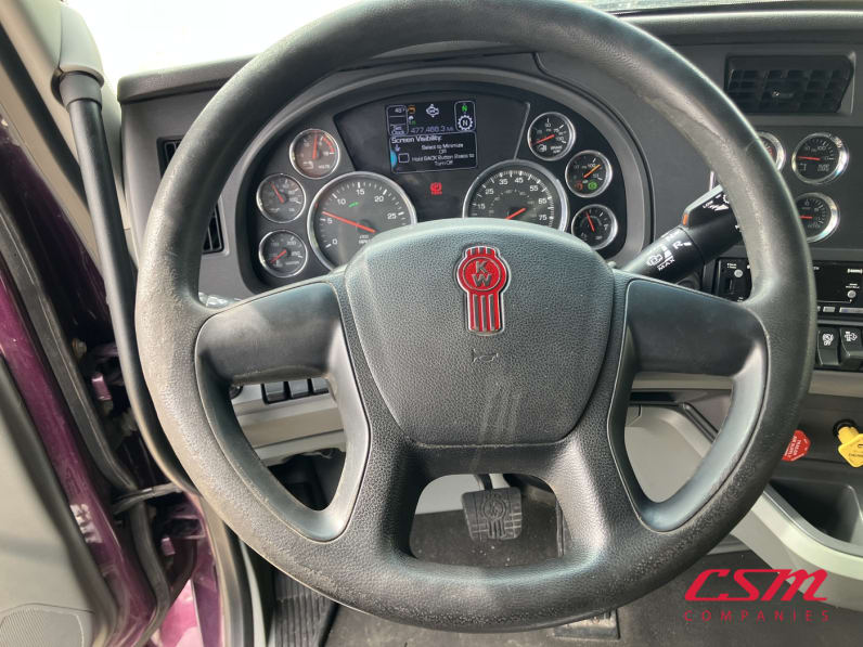 Interior steering wheel for this 2022 Kenworth T680 (Stock number: UNJ465178)Weeee