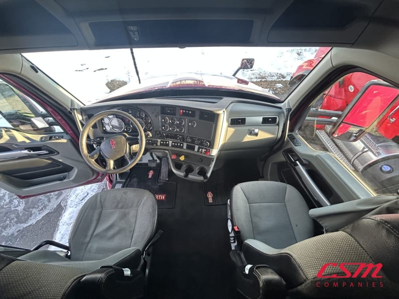 Interior cockpit for this 2022 Kenworth T680 (Stock number: UNJ466594)