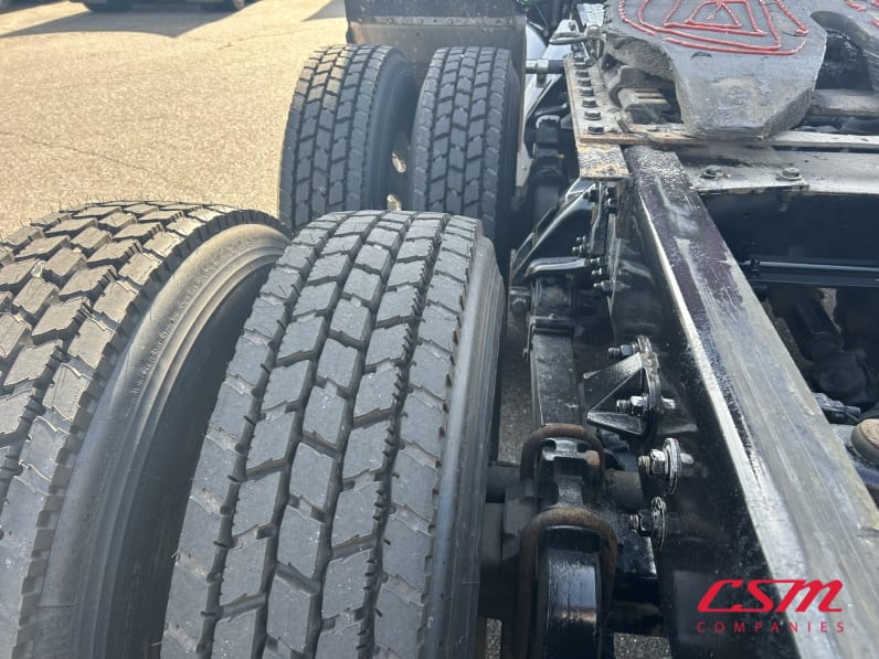 Driver side rear frame and tire tread for this 2022 Kenworth T680 (Stock number: UNJ466596)