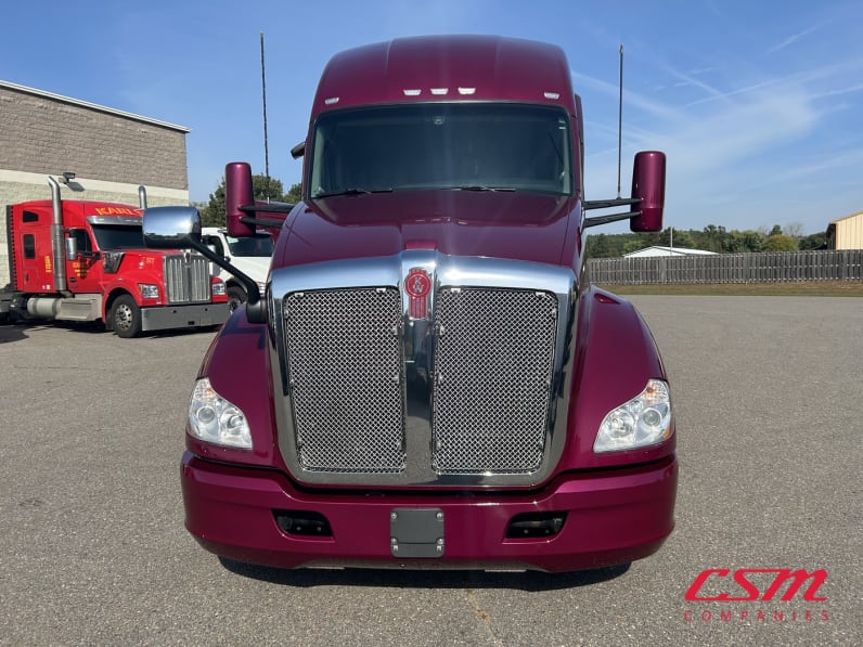 Exterior full front view for this 2022 Kenworth T680 (Stock number: UNJ466596)