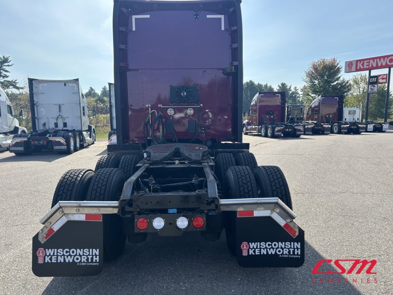 Exterior full rear view for this 2022 Kenworth T680 (Stock number: UNJ466596)