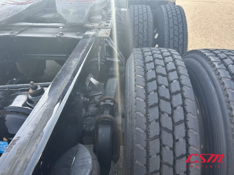 Passenger side rear frame and tire tread for this 2022 Kenworth T680 (Stock number: UNJ466596)