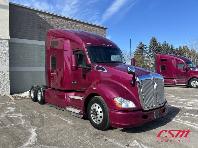 Exterior front passenger side for this 2022 Kenworth T680 (Stock number: UNJ466597)Weeee