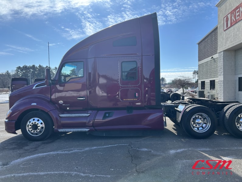 Exterior full driver side for this 2022 Kenworth T680 (Stock number: UNJ466597)Weeee