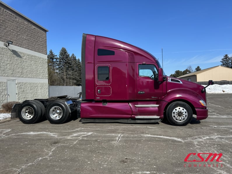 Exterior full passenger side for this 2022 Kenworth T680 (Stock number: UNJ466597)Weeee
