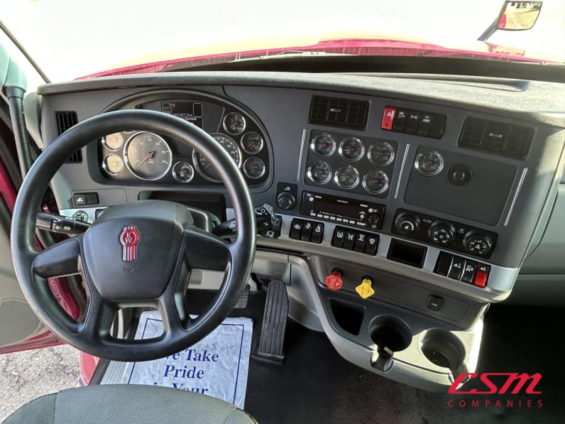 Interior dash for this 2022 Kenworth T680 (Stock number: UNJ466597)Weeee