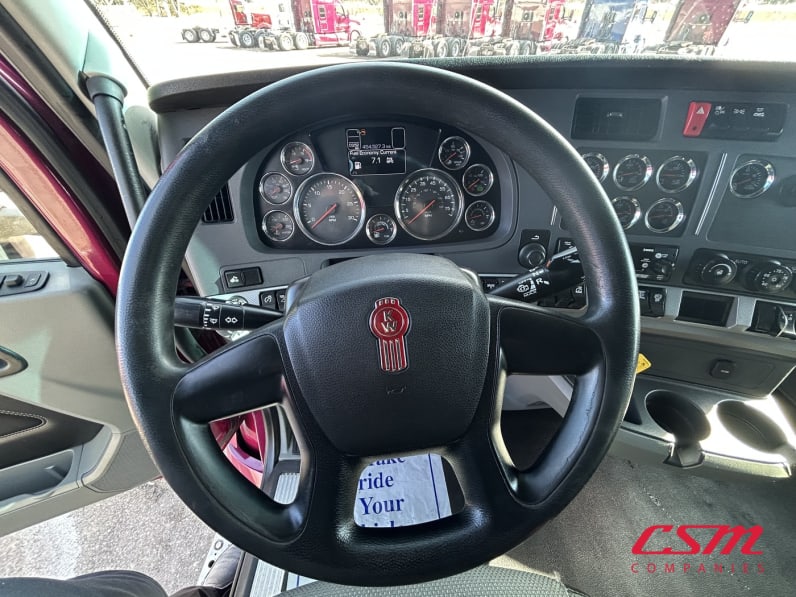 Interior steering wheel for this 2022 Kenworth T680 (Stock number: UNJ466597)Weeee