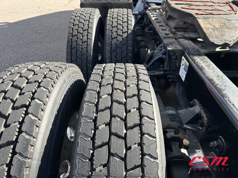 Driver side rear frame and tire tread for this 2022 Kenworth T680 (Stock number: UNJ466600)