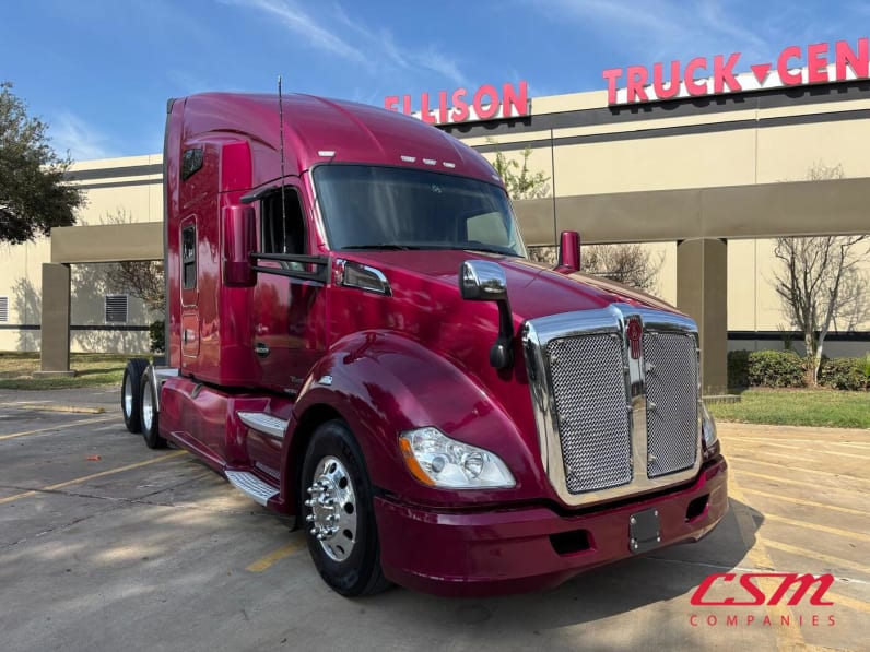 Exterior front passenger side for this 2022 Kenworth T680 (Stock number: UNJ466600)Weeee
