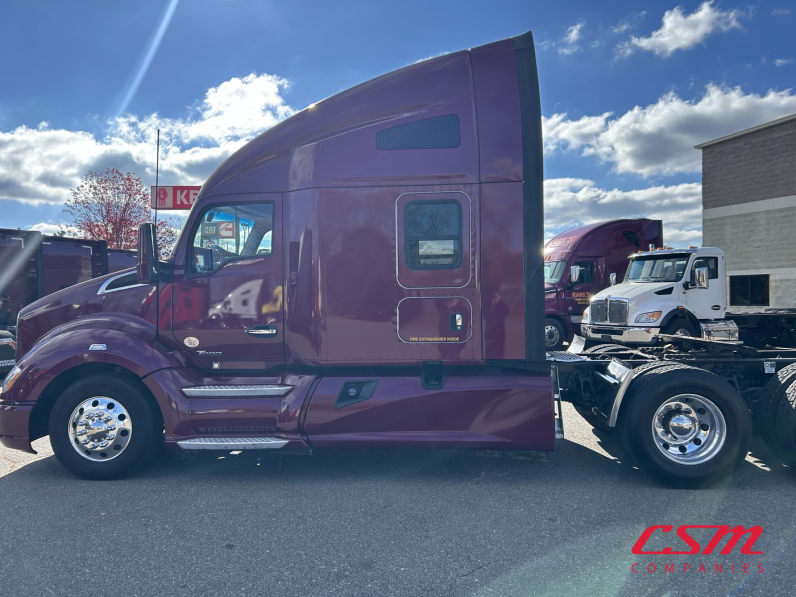 Exterior full driver side for this 2022 Kenworth T680 (Stock number: UNJ466600)