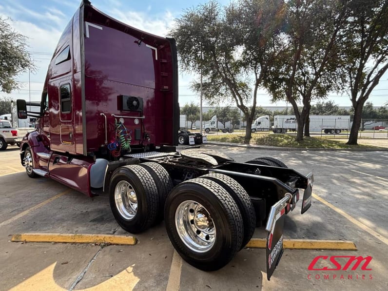 Exterior rear driver side for this 2022 Kenworth T680 (Stock number: UNJ466600)Weeee