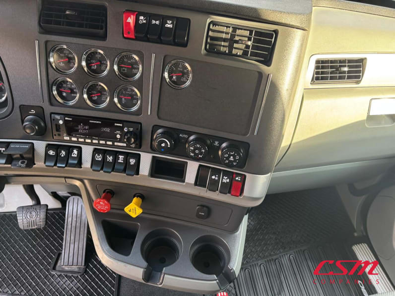 Interior radio and navigation system for this 2022 Kenworth T680 (Stock number: UNJ466600)Weeee