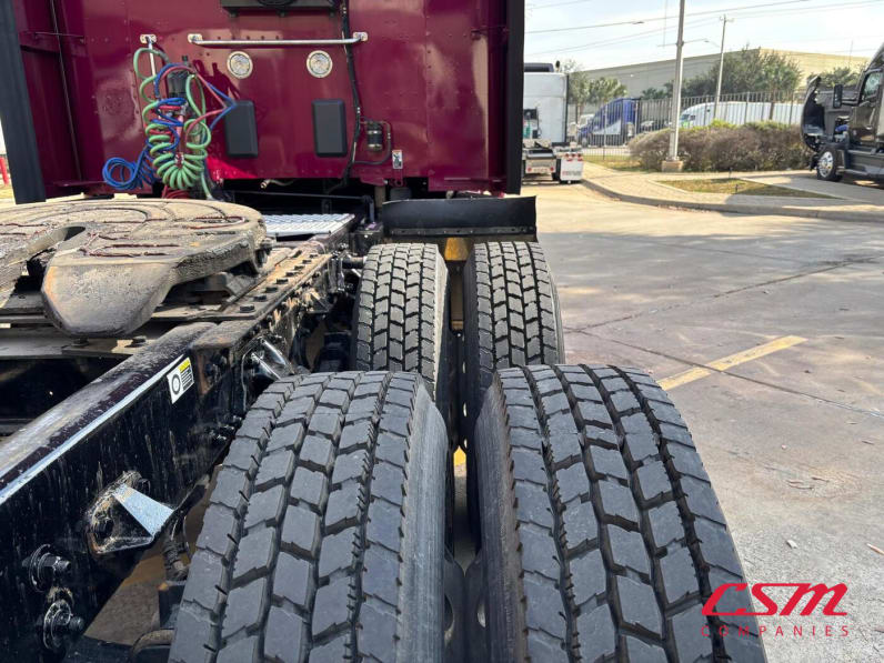 Passenger side rear frame and tire tread for this 2022 Kenworth T680 (Stock number: UNJ466600)Weeee