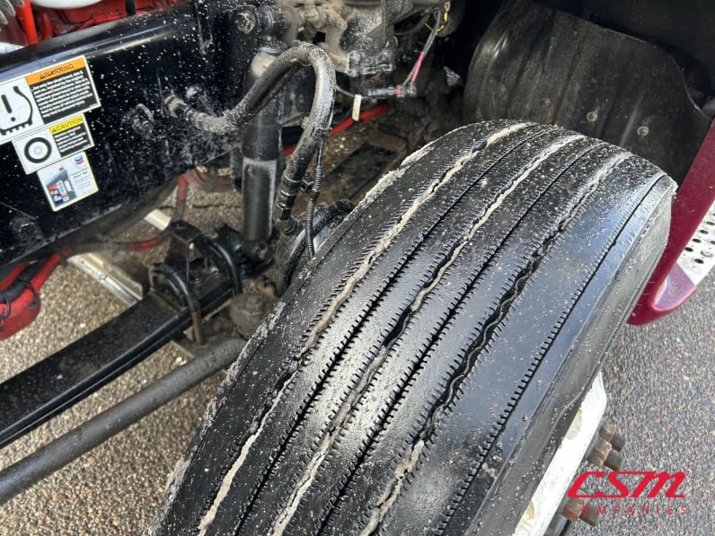 Driver side front tire tread for this 2022 Kenworth T680 (Stock number: UNJ466602)