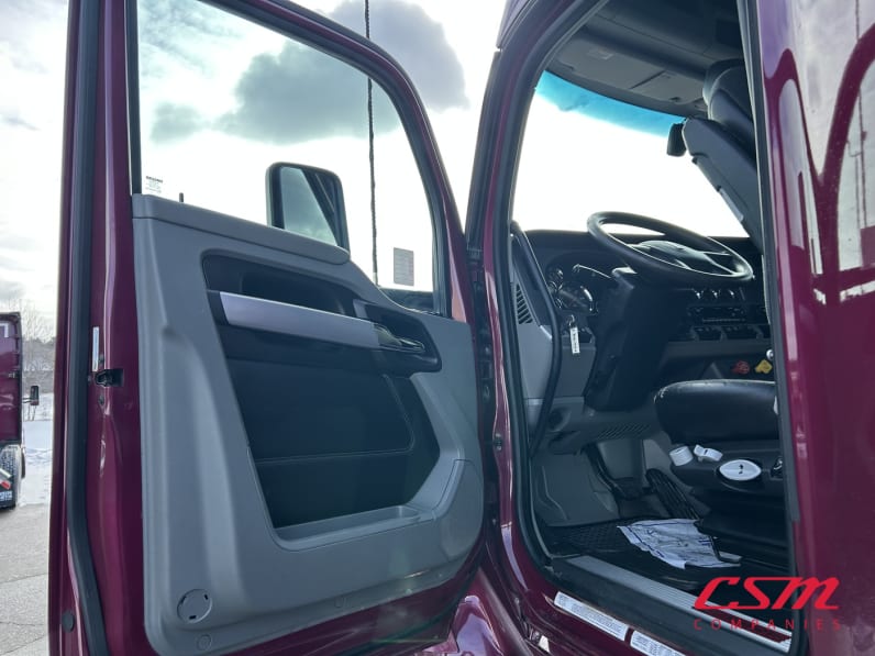 Drivers side door open for this 2022 Kenworth T680 (Stock number: UNJ466602)