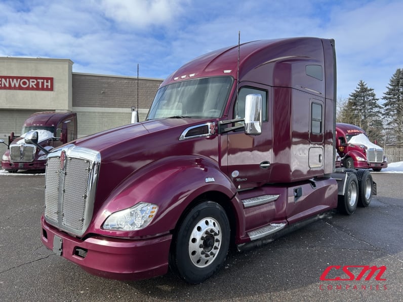 Exterior front drivers side for this 2022 Kenworth T680 (Stock number: UNJ466602)