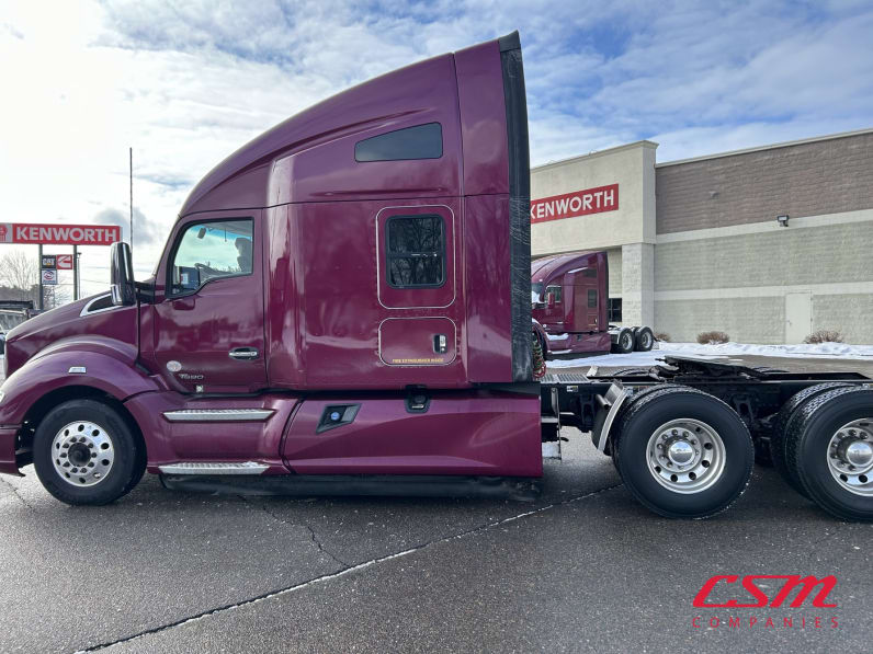 Exterior full driver side for this 2022 Kenworth T680 (Stock number: UNJ466602)