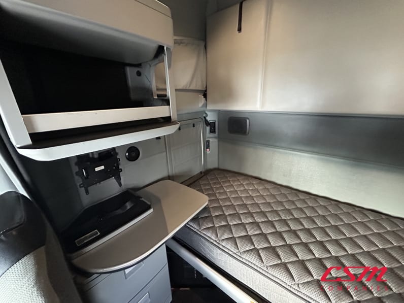 Interior passenger side sleeper for this 2022 Kenworth T680 (Stock number: UNJ466602)