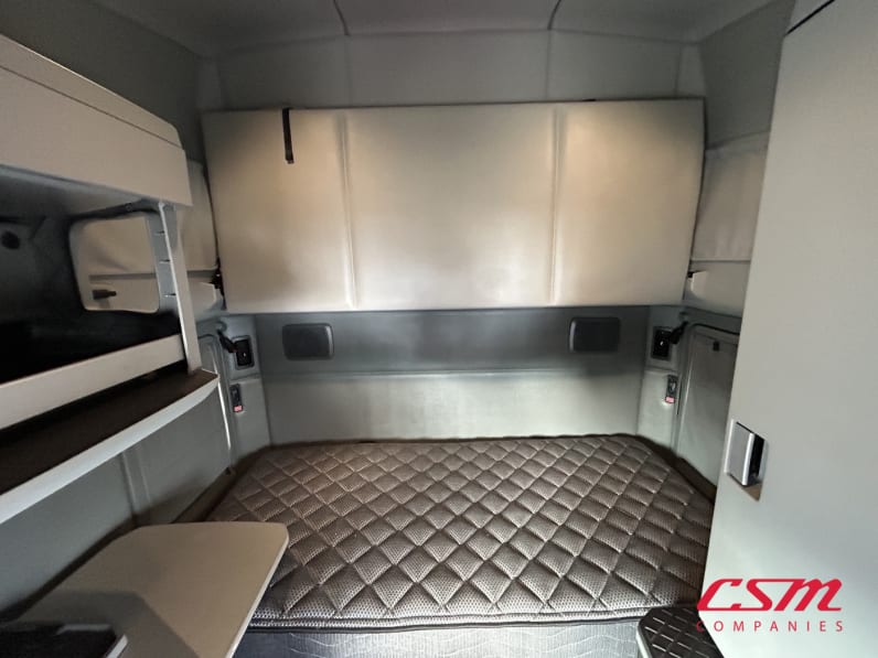 Interior wide sleeper view for this 2022 Kenworth T680 (Stock number: UNJ466602)