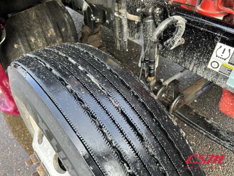 Passenger side front tire tread for this 2022 Kenworth T680 (Stock number: UNJ466602)