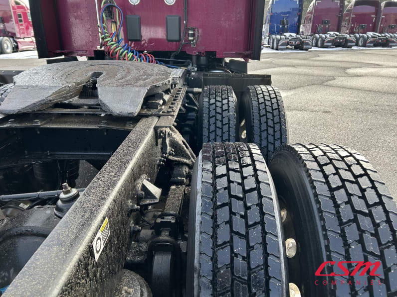 Passenger side rear frame and tire tread for this 2022 Kenworth T680 (Stock number: UNJ466602)