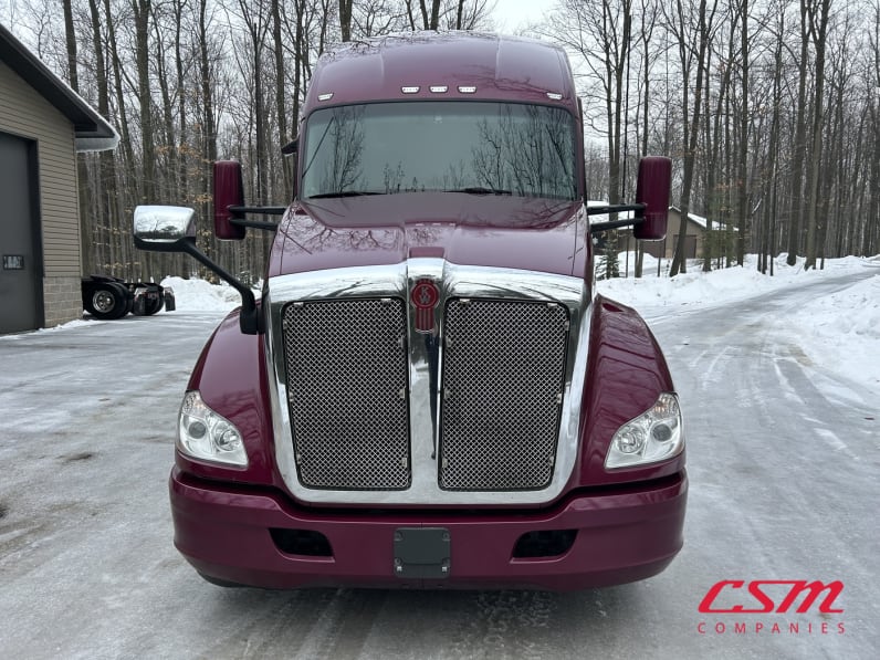 Exterior full front view for this 2022 Kenworth T680 (Stock number: UNJ466604)