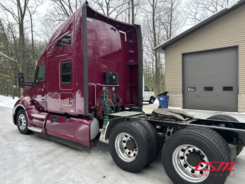 Exterior rear driver side for this 2022 Kenworth T680 (Stock number: UNJ466604)