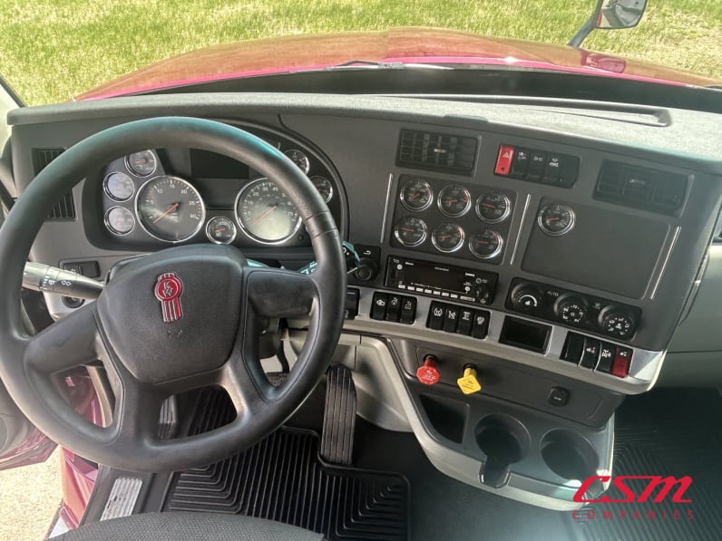 Interior dash for this 2022 Kenworth T680 (Stock number: UNJ466604)Weeee