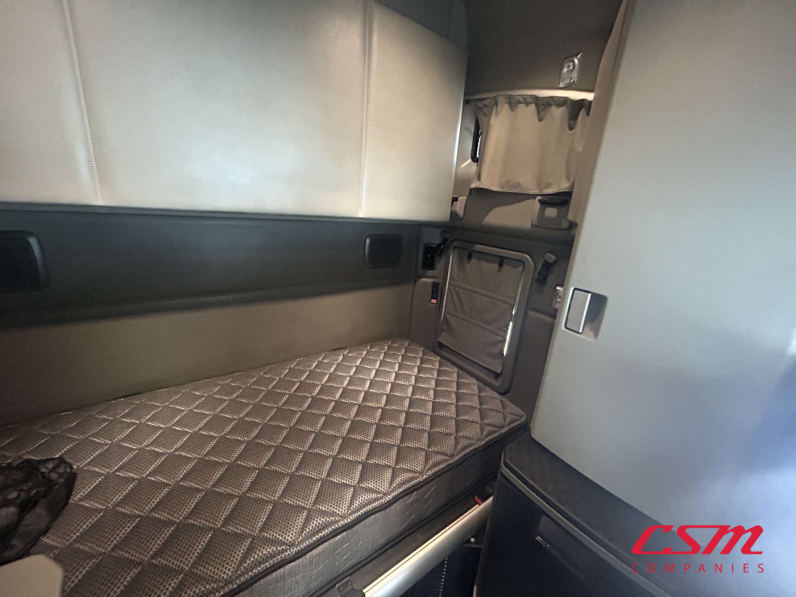 Interior driver side sleeper for this 2022 Kenworth T680 (Stock number: UNJ466604)