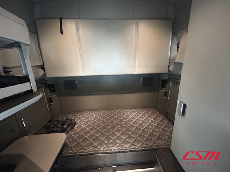 Interior wide sleeper view for this 2022 Kenworth T680 (Stock number: UNJ466604)