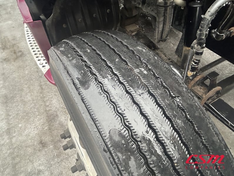 Passenger side front tire tread for this 2022 Kenworth T680 (Stock number: UNJ466604)