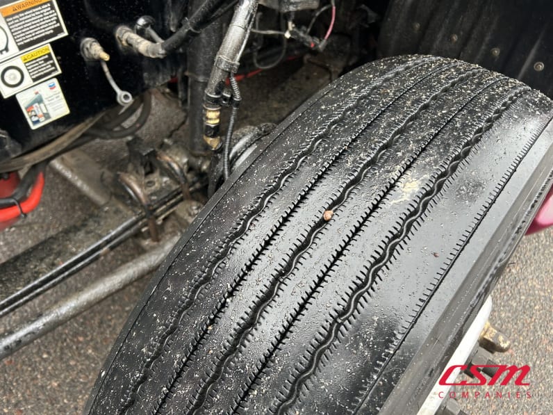 Driver side front tire tread for this 2022 Kenworth T680 (Stock number: UNJ466605)Weeee