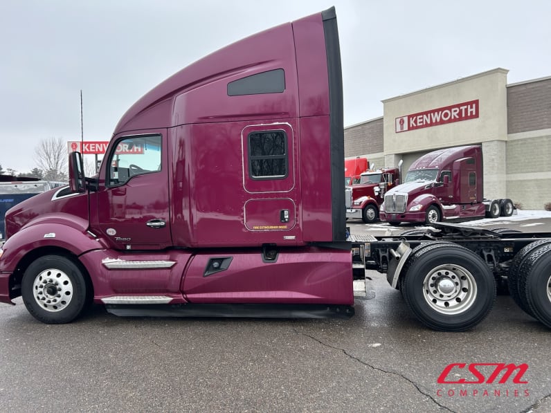 Exterior full driver side for this 2022 Kenworth T680 (Stock number: UNJ466605)Weeee