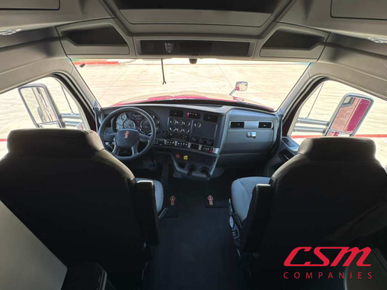 Interior cockpit for this 2022 Kenworth T680 (Stock number: UNJ466605)Weeee