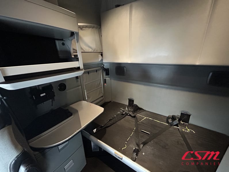 Interior passenger side sleeper for this 2022 Kenworth T680 (Stock number: UNJ466605)Weeee