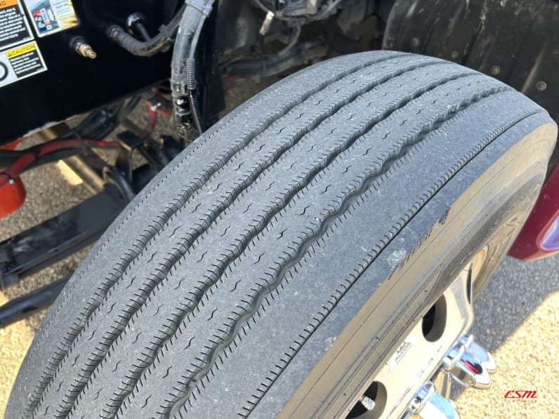 Driver side front tire tread for this 2022 Kenworth T680 (Stock number: UNJ466606)Weeee