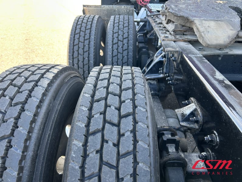 Driver side rear frame and tire tread for this 2022 Kenworth T680 (Stock number: UNJ466606)